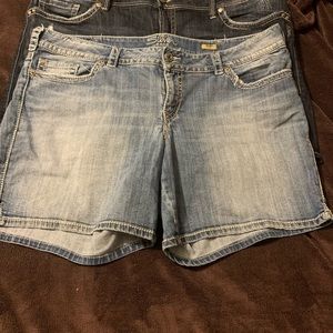 Silver jean shorts suki size 24